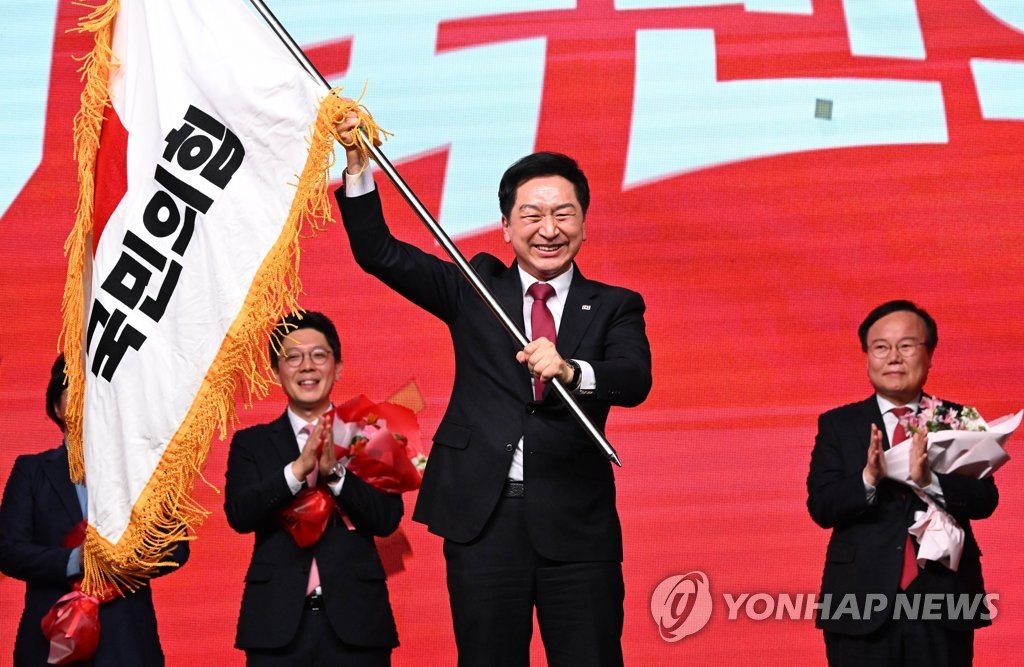 3月8日，在位于京畿道高阳市的韩国国际展览中心（KINTEX）举行的韩国执政党国民力量第三次全国代表大会上，当选新任党首的金起炫挥舞党旗。 韩联社