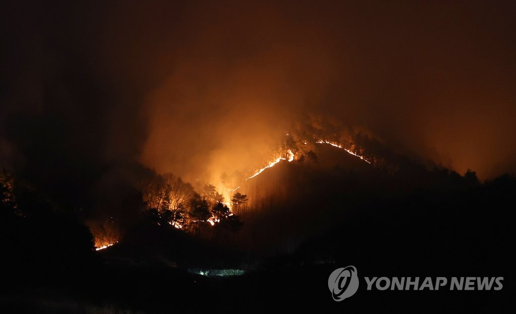 3月8日，庆尚南道陜川郡月坪里一带发生森林火灾，当地发布三级应急预警。 韩联社