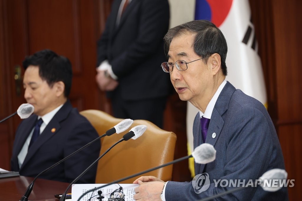 3月9日，在政府首尔办公楼，国务总理韩悳洙（右）主持召开国政悬案有关部门长官会议。 韩联社