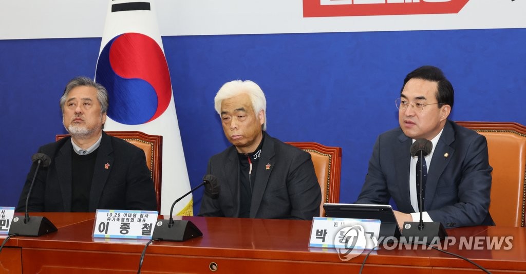 资料图片：3月9日，在国会，共同民主党十二九惨剧遇难者家属座谈会举行。 韩联社