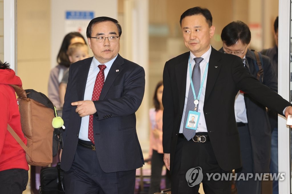 2023年3月9日，在仁川国际机场，韩国国家安保室室长金圣翰（左）结束为期5天的访美行程后回国。 韩联社