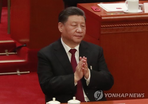 资料图片：3月10日，中国国家主席习近平在第十四届全国人民代表大会第一次会议上鼓掌。 韩联社