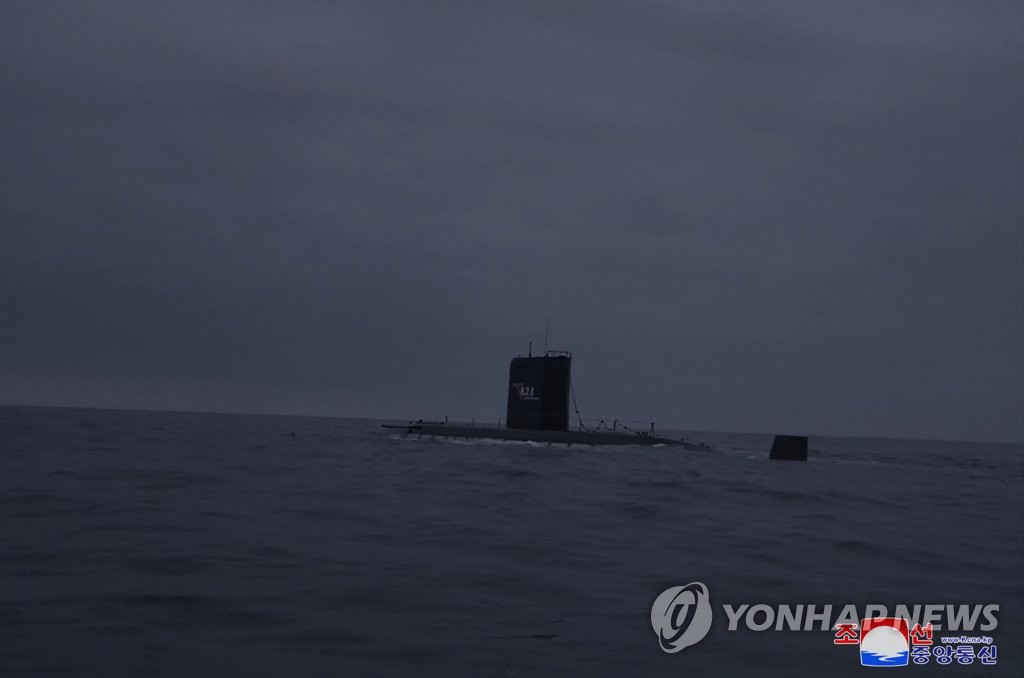 朝中社3月13日报道称，"824英雄舰"潜艇12日凌晨参加导弹试射演习，从东海景浦湾发射2枚战略巡航导弹。 韩联社/朝中社（图片仅限韩国国内使用，严禁转载复制）