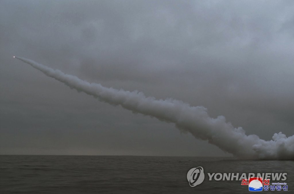 朝中社3月13日报道称，“八二四英雄舰”12日凌晨参加导弹试射演习，从东海景浦湾近海发射2枚战略巡航导弹。 韩联社/朝中社（图片仅限韩国国内使用，严禁转载复制）