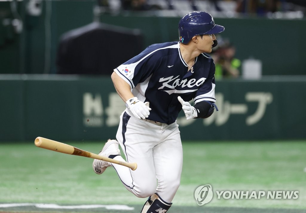 3月13日，2023年世界棒球经典赛（WBC）B组韩国队与中国队的比赛在日本东京巨蛋体育馆进行。图为韩国队选手金河成击出满垒本垒打。 韩联社
