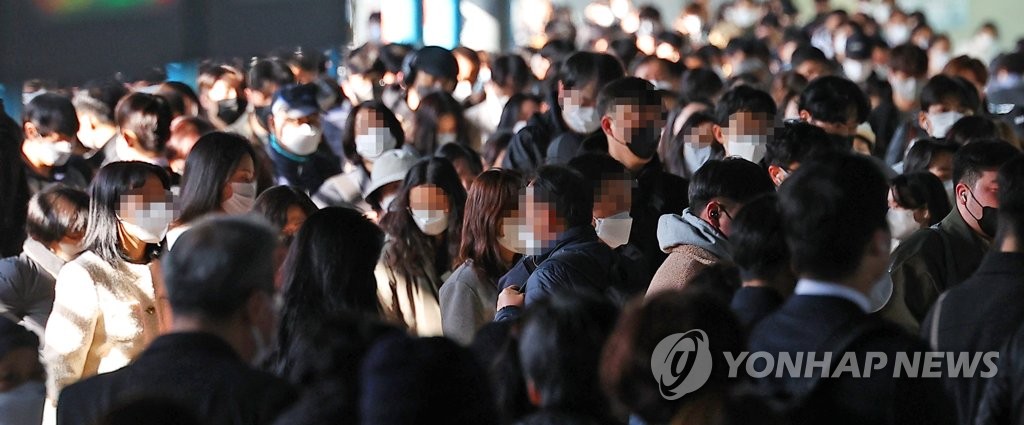 资料图片：3月14日，在首尔新道林站，乘客们无一例外地戴着口罩。 韩联社