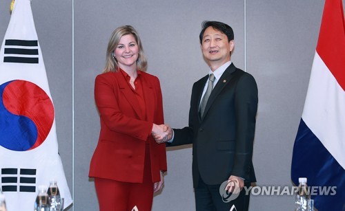 韩荷经贸高官在首尔会晤讨论芯片政策