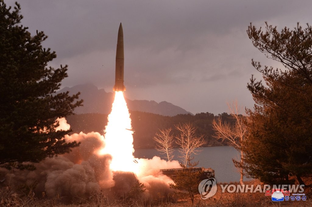 资料图片：朝鲜向韩半岛东部海域发射弹道导弹。 韩联社/朝中社（图片仅限韩国国内使用，严禁转载复制）