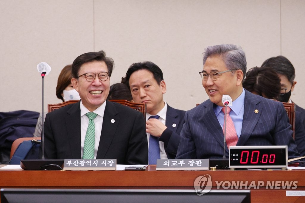 3月15日，在国会，韩国外交部长官朴振（右）和釜山市市长朴亨埈出席“国会2030釜山世博会申办支援特别委员会”全体会议。 韩联社