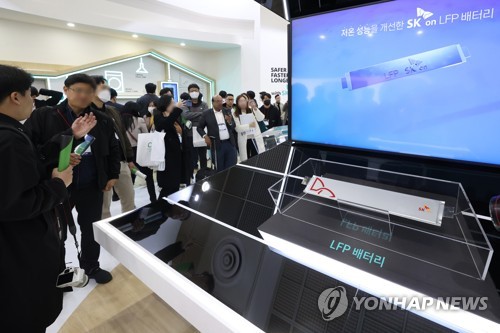 3月15日，在首尔，SK on在2023年韩国首尔电池储能展览会上公开LFP电池试制品。 韩联社