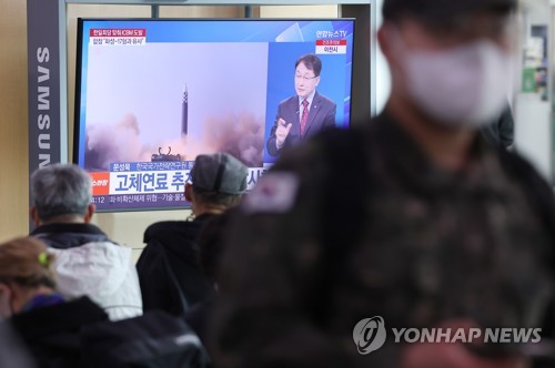 资料图片：3月16日，在首尔火车站，市民正在收看有关朝鲜当天射弹的新闻报道。 韩联社