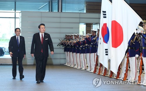 资料图片：3月16日，在位于东京的日本首相官邸，韩国总统尹锡悦（右）同日本首相岸田文雄一道检阅仪仗队。 韩联社