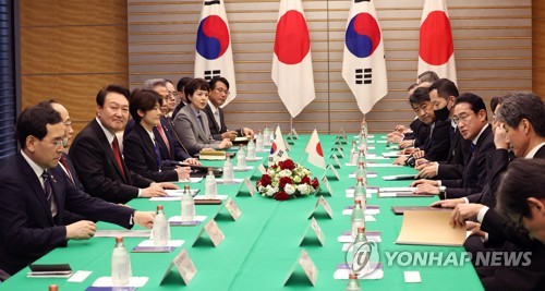 3月16日下午，在日本东京的首相官邸，尹锡悦（左排左三）与岸田文雄（右排右四）举行首脑会谈。 韩联社