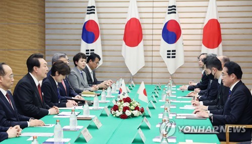 3月16日，在位于东京的日本首相官邸，韩国总统尹锡悦（左二）同日本首相岸田文雄（右一）举行扩大会谈。 韩联社