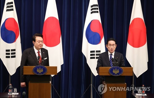 3月16日下午，在日本东京首相官邸，尹锡悦（左）与岸田文雄联合举行记者会。 韩联社