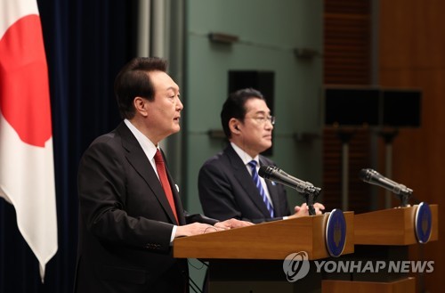 资料图片：3月16日，在日本东京的首相官邸，韩国总统尹锡悦（左）和日本首相岸田文雄在首脑会谈结束后共同会见记者。 韩联社