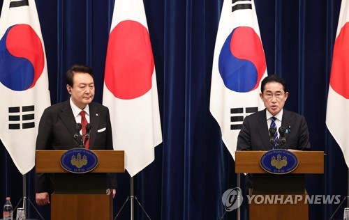 3月16日，在日本东京的首相官邸，韩国总统尹锡悦（左）和日本首相岸田文雄在首脑会谈结束后共同会见记者。 韩联社