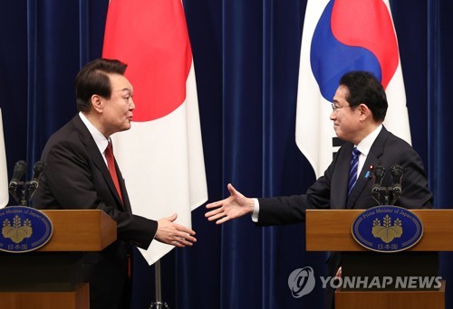 资料图片：韩国总统尹锡悦（左）和日本首相岸田文雄 韩联社