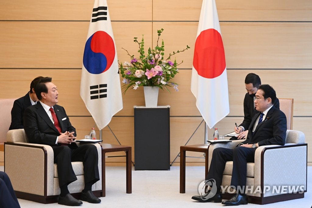 资料图片：3月16日下午，在位于东京的日本首相官邸，韩国总统尹锡悦（左）同日本首相岸田文雄举行小范围会谈。 韩联社