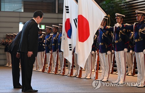 资料图片：3月16日，在位于东京的日本首相官邸，韩国总统尹锡悦（右）同日本首相岸田文雄举行会谈前，在欢迎仪式上检阅仪仗队。 韩联社