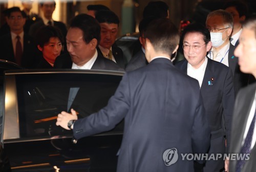 3月16日，在东京银座的一家餐厅外，尹锡悦和岸田文雄共进晚餐后准备离开。 韩联社
