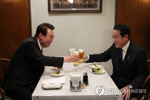 3月16日，在日本东京银座的炼瓦亭，尹锡悦（左）和岸田文雄举杯共饮。 韩联社