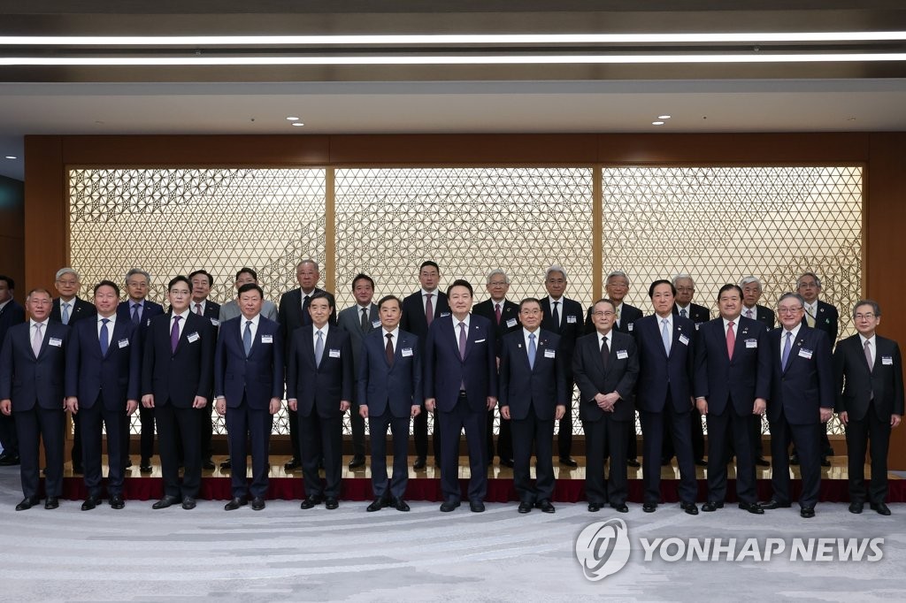 3月17日，韩国总统尹锡悦（前排中间）在位于日本东京的日本经济团体联合会（经团联）会馆出席韩日商务圆桌会议。图为尹锡悦同与会人士合影留念。 韩联社