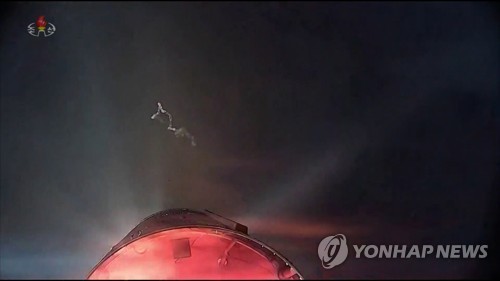 朝鲜中央电视台3月17日播出劳动党中央军事委员会前一天在平壤国际机场发射“火星-17”型洲际弹道导弹（ICBM）的视频。图为“火星-17”型洲际导弹进行一级火箭分离。 韩联社/朝鲜央视（图片仅限韩国国内使用，严禁转载复制）