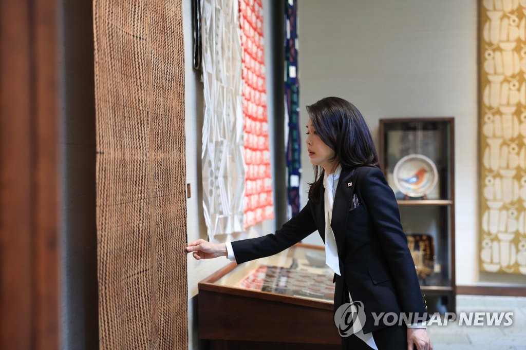 韩第一夫人参观日本艺术馆
