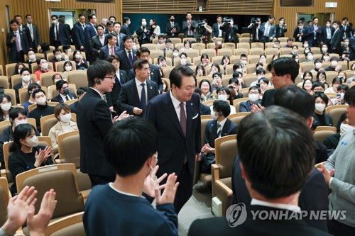 3月17日，韩国总统尹锡悦在日本庆应义塾大学出席韩日未来世代演讲会，面向韩国留学生和日本大学生发表演讲。图为尹锡悦步入会场。 韩联社