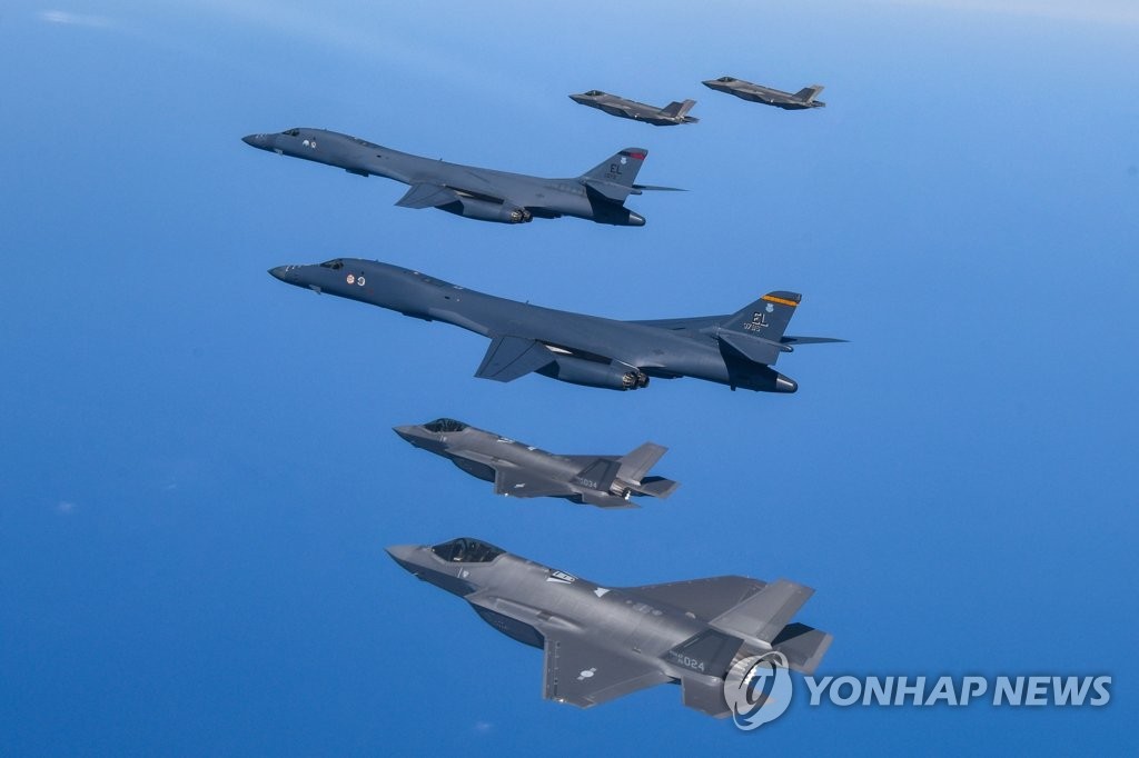 3月19日，在韩半岛上空，韩军F-35A战机和美军B-1B轰炸机等实施联合空中演习。 韩联社/国防部供图（图片严禁转载复制）