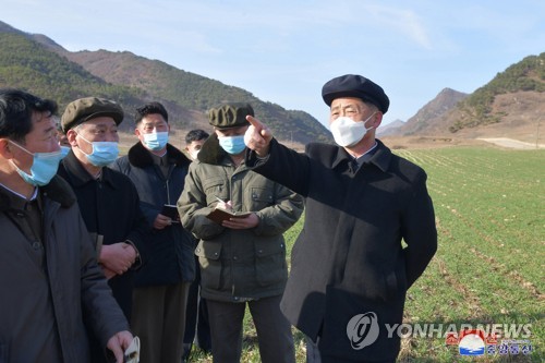 朝鲜总理视察农场