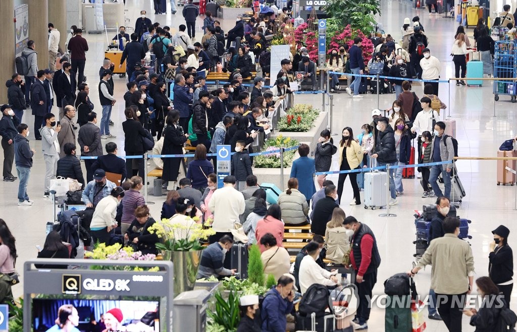 资料图片：仁川国际机场人潮涌动。 韩联社
