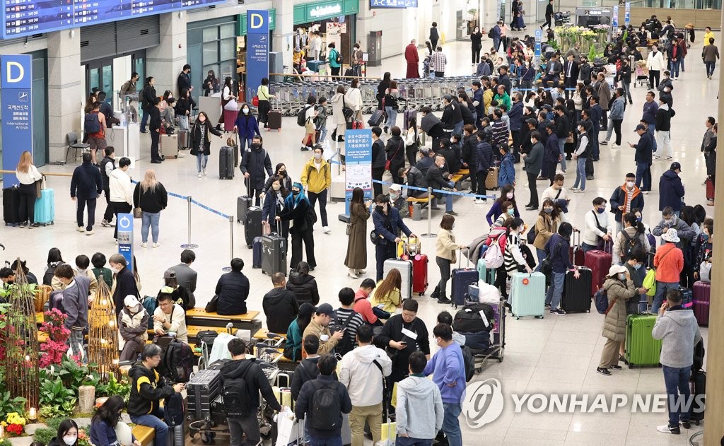 资料图片：3月20日，仁川国际机场第一航站楼到达大厅人潮拥挤。 韩联社
