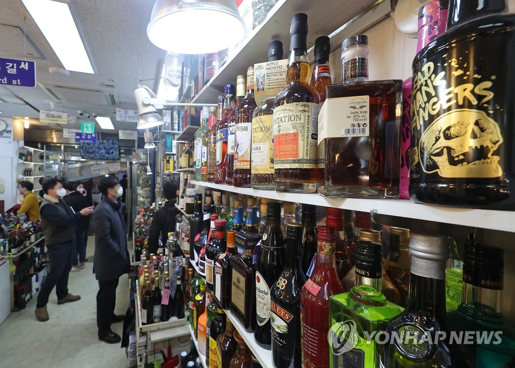 资料图片：3月21日，在位于首尔南大门出口商店的一家酒类专卖店，消费者选购威士忌。 韩联社