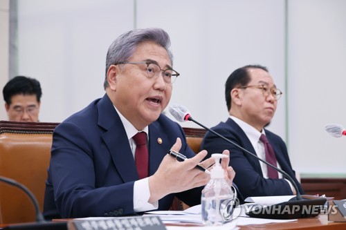 3月21日，在国会，朴振（左）在外交统一委员会全体会议上答问。 韩联社