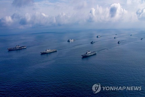 韩国海军3月22日表示，韩美海军前一天在庆尚北道浦项近海举行登陆兵航渡掩护演习。图为演习现场照。 韩联社/韩国海军供图（图片严禁转载复制）