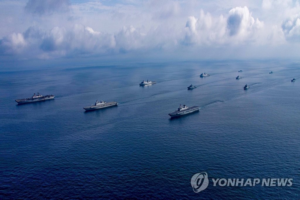 韩国海军3月22日表示，韩美海军前一天在庆尚北道浦项近海举行登陆兵航渡掩护演习。图为演习现场照。 韩联社/韩国海军供图（图片严禁转载复制）