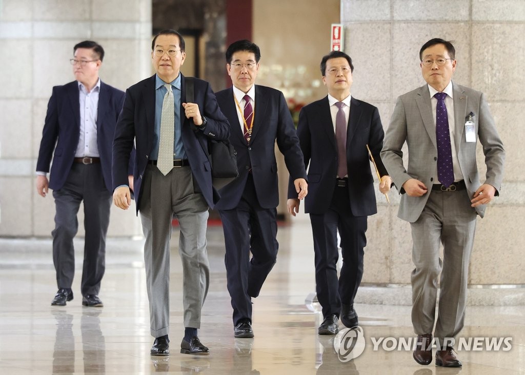3月22日，在金浦国际机场，应邀访日的权宁世（左二）走向国际出发大厅。 韩联社