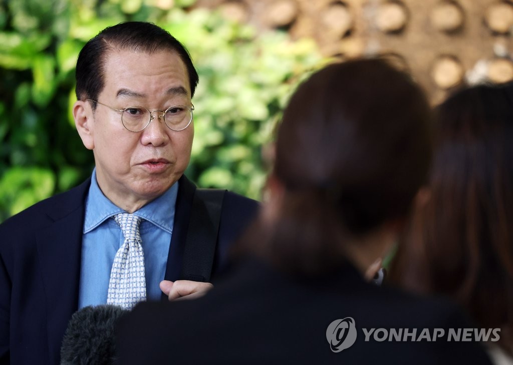 3月22日，在首尔金浦机场，韩国统一部长官权宁世在赴日之前接受媒体采访。他从当天起对日本进行为期4天的访问，会见日本政府高官和政要。 韩联社