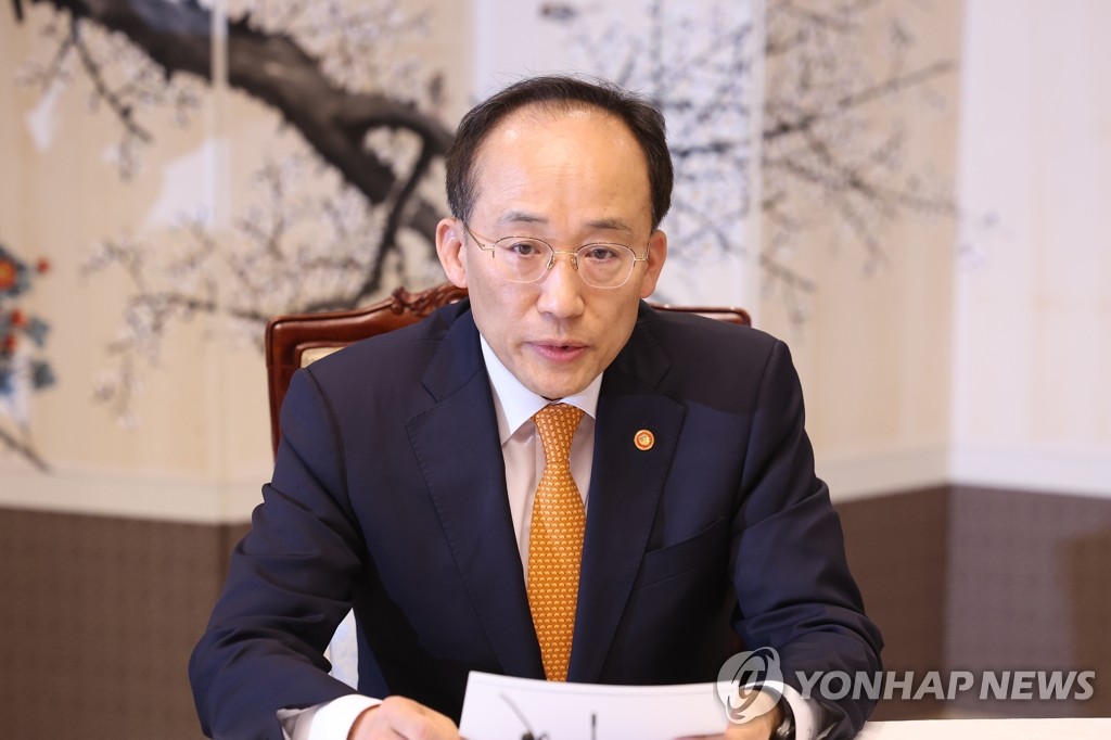 3月22日，在政府首尔办公大楼，韩国副总理兼企划财政部长官秋庆镐主持召开房产相关部门长官会议。 韩联社