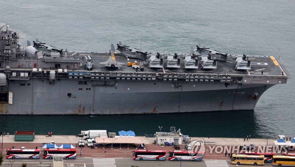 3月22日下午，“马金岛”号黄蜂级两栖攻击舰（LHD-8，4.2万吨级）驶入釜山作战基地。 韩联社