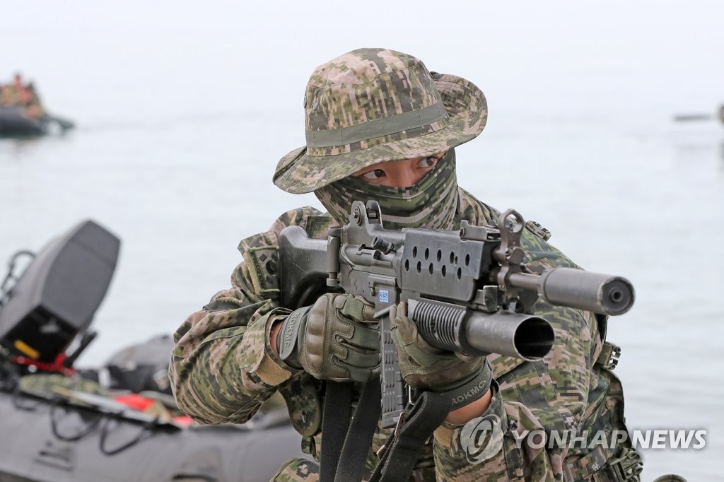 3月22日，在庆尚北道浦项市，韩美英海军陆战队举行联合侦察搜索演练。图为韩军士兵参演。 韩联社