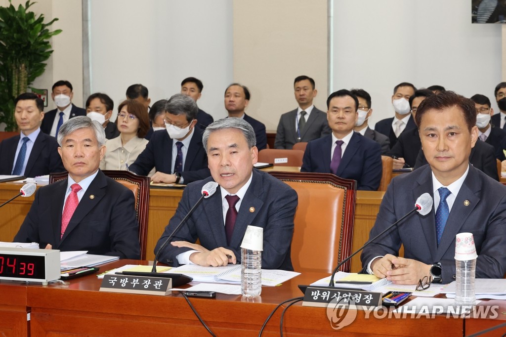 3月23日，在国会国防委员会全会上，李钟燮（中）答问。 韩联社