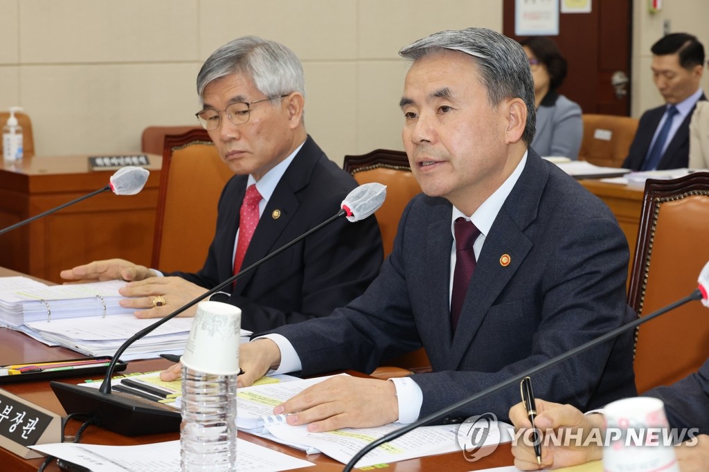 3月23日，在国会国防委员会全体会议，韩国国防部长官李钟燮（右）发言。 韩联社