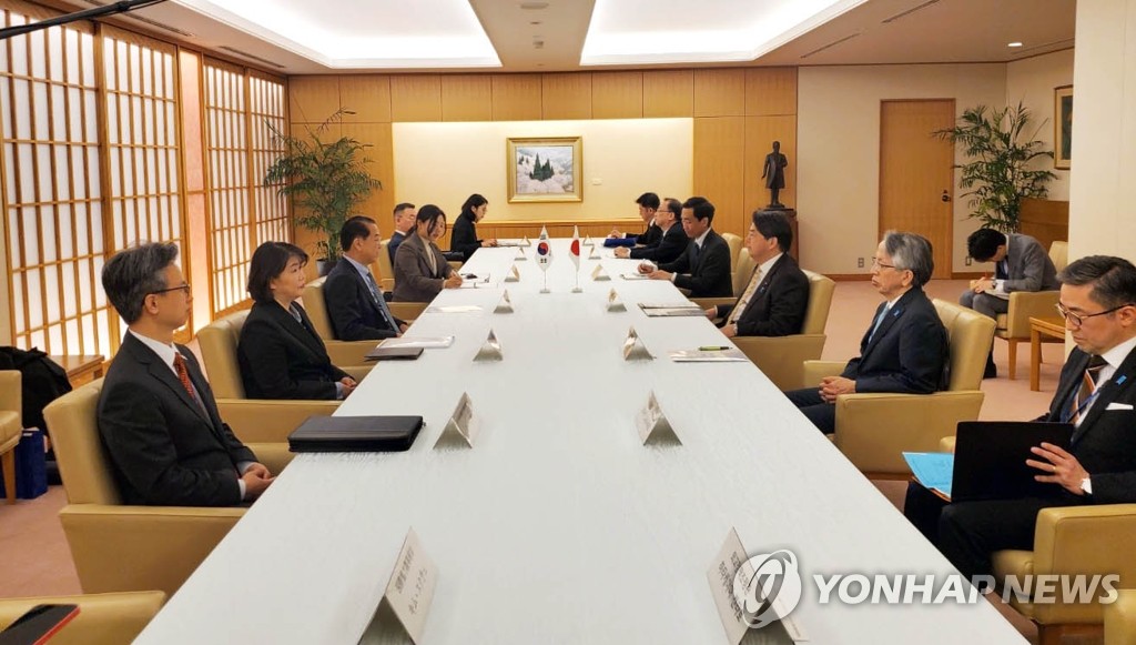 3月23日，在东京外务省大楼，韩国统一部长官权宁世（左排左三）会见日本外务大臣林芳正（右排右三）。 韩联社