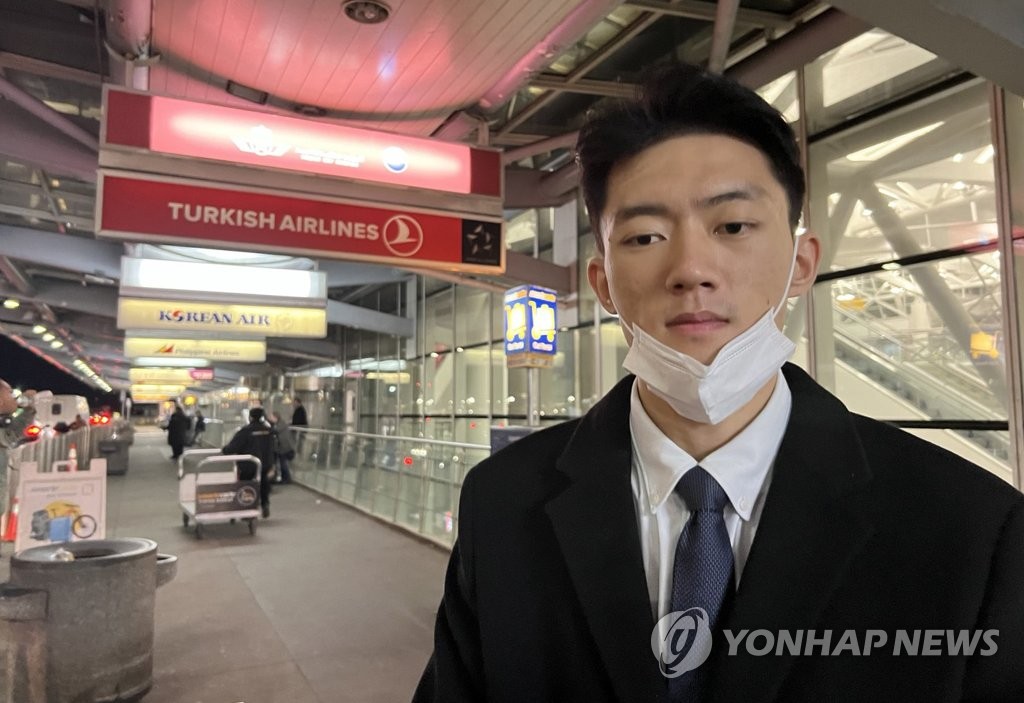 当地时间3月26日，在纽约肯尼迪国际机场，韩国已故前总统全斗焕的孙子全宇元（音）在乘机前接受韩联社采访。 韩联社