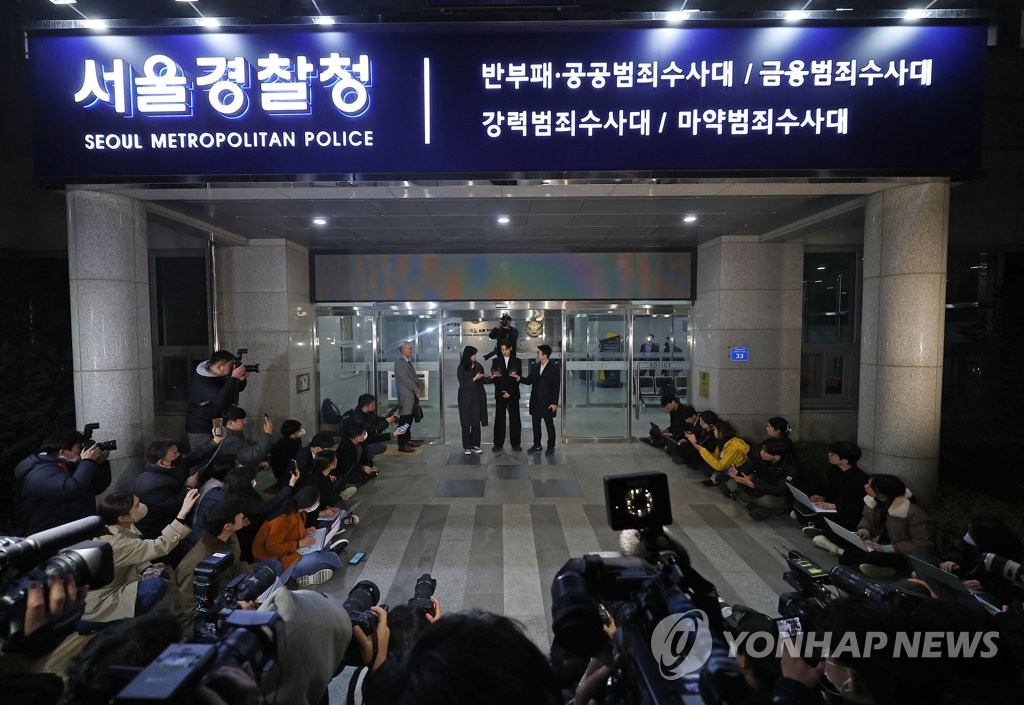 资料图片：5月17日上午，在首尔警察厅毒品犯罪侦查队办公楼，涉毒演员刘亚仁（居中）以嫌疑人身份接受第二次调查。图为刘亚仁结束调查后接受媒体采访。 韩联社