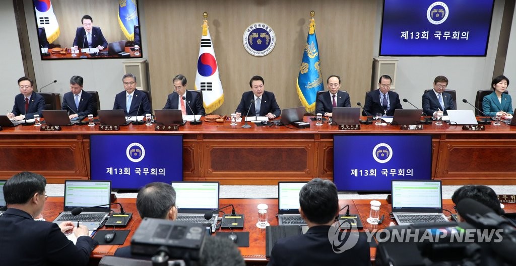 3月28日，在龙山总统室，韩国总统尹锡悦（居中）主持召开国务会议。 韩联社/总统室通信摄影记者团