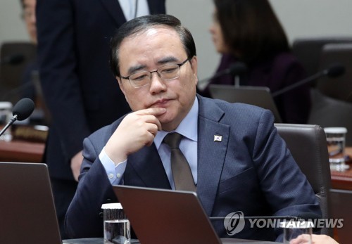 资料图片：3月28日，在首尔龙山总统府，时任国家安保室室长金圣翰出席国务会议。 韩联社